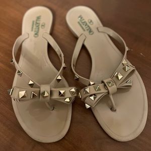 🍁Nude Valentino Studded Flip Flops Size 8, fits a 7